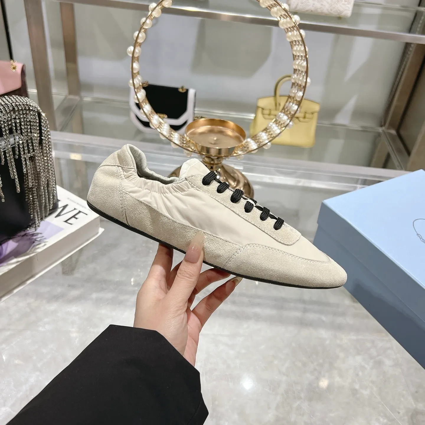 👟👟Ex-factory price 520👟👟Men's size +10 Couple style🎆Prada's new moral training shoes. The upper is suede with texture, and the inner sheepskin is wrapped. It is soft and waxy🎆The insole is thickened with lambskin. It is extremely comfortable to step on, has a sense of support, and feels well wrapped. The shoe shape is full of wrapping, light and easy to wear. A practical casual shoe that makes your legs appear taller! White is clean and refreshing, needed all year round, and can be easily worn with skirts and pants. Upper: imported suede/original molded fabric. Lining: sheepskin. Outsole: rubber outsole! Code number: 35-41 Color: burgundy blue brown green dark green yellow black red gray 9 colors available